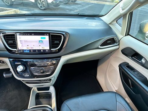 Used 2022 Chrysler Pacifica Touring-L FWD image 21
