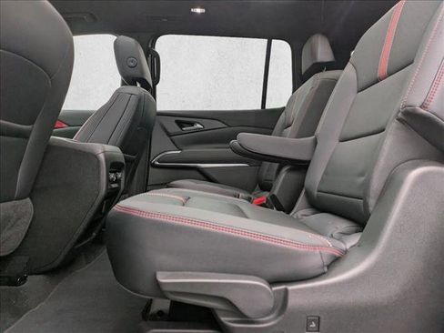 Used 2025 Chevrolet Traverse RS image 19