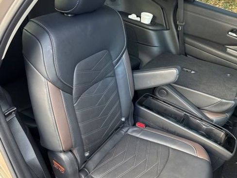 Used 2024 Nissan Pathfinder Platinum image 25