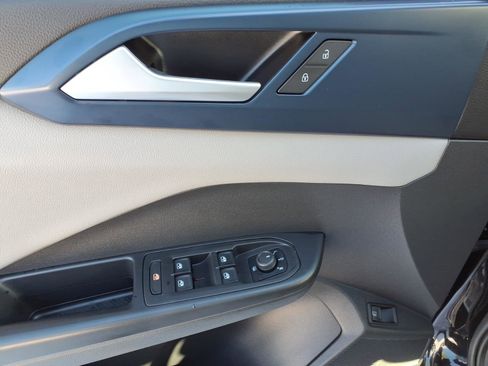 Used 2023 Volkswagen Taos SE image 14