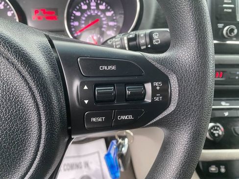 Used 2018 Kia Sedona L image 17