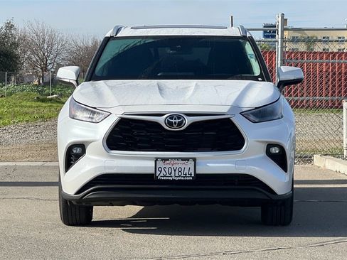 Certified 2025 Toyota Highlander XLE image 11