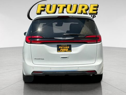 Used 2025 Chrysler Pacifica Select FWD image 4