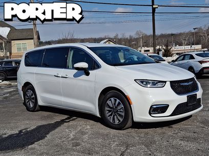 Used 2023 Chrysler Pacifica Touring-L