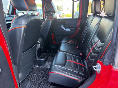 Used 2014 Jeep Wrangler Unlimited Sahara w/ Connectivity Group AWD/4WD image 12