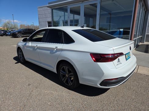 Used 2023 Volkswagen Jetta SE w/ Panoramic Sunroof Package image 2