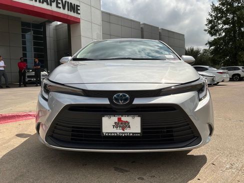 Used 2025 Toyota Corolla LE FWD image 3