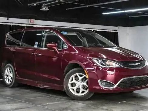Used 2018 Chrysler Pacifica Touring Plus w/ Tire & Wheel Group FWD image 8