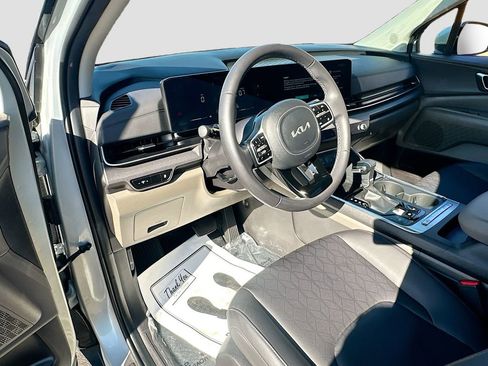 Used 2025 Kia Carnival EX image 9