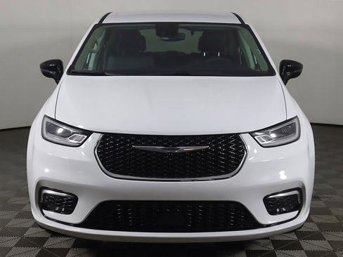 Used 2024 Chrysler Pacifica Touring-L image 11