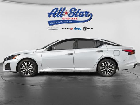 Used 2025 Nissan Altima 2.5 SV FWD image 3