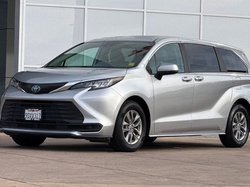Certified 2023 Toyota Sienna LE image 10
