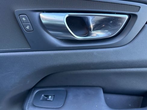 Used 2025 Volvo XC60 B5 Plus image 19