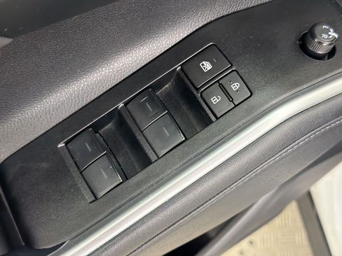Used 2025 Toyota Highlander LE FWD image 14