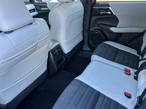 New 2025 Mitsubishi Outlander SE image 13