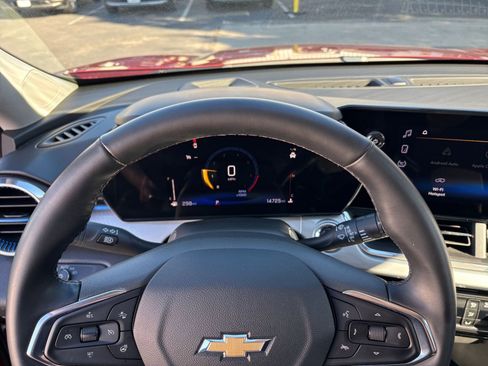 Used 2025 Chevrolet Trax LT w/ LT Convenience Package image 28