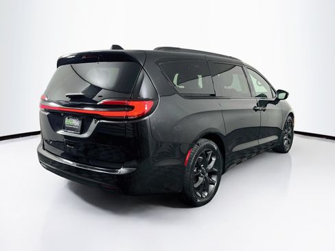 Used 2023 Chrysler Pacifica Touring-L w/ S Appearance Package FWD image 9