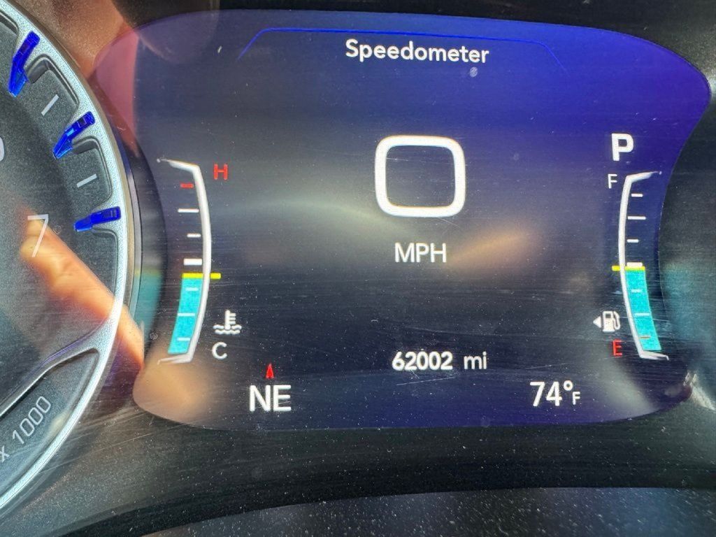Used 2024 Chrysler Pacifica Touring-L FWD image 5