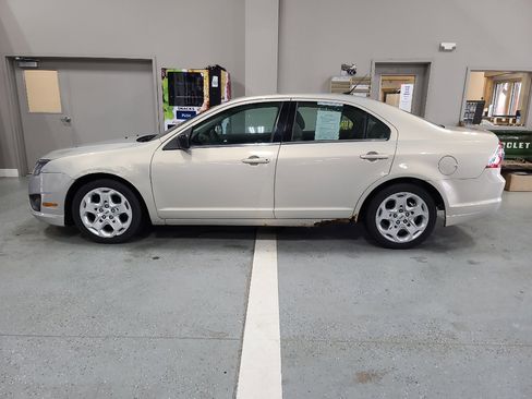Used 2010 Ford Fusion SE image 1