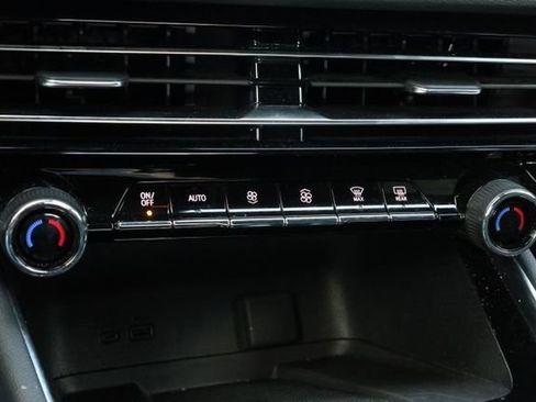 Used 2024 Chevrolet Traverse LT image 17