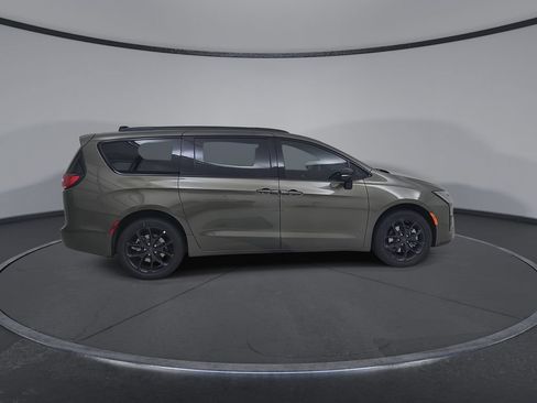 New 2027 Chrysler Pacifica Limited w/ Family Tech Group AWD/4WD image 16
