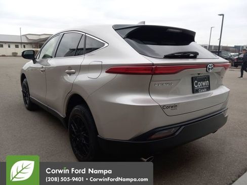 Used 2022 Toyota Venza LE image 5