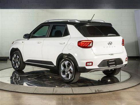 Used 2023 Hyundai Venue Limited FWD image 3