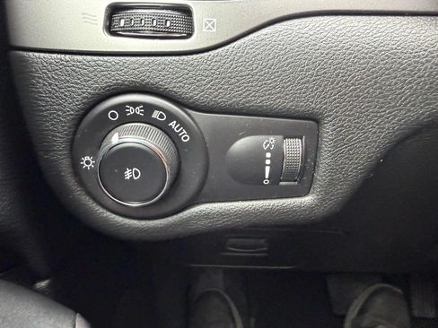 Used 2019 Jeep Cherokee Latitude w/ Popular Appearance Group AWD/4WD image 24