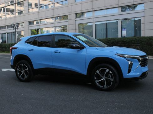 Used 2024 Chevrolet Trax RS image 2