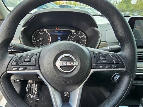 Used 2025 Nissan Altima 2.5 SV FWD image 22