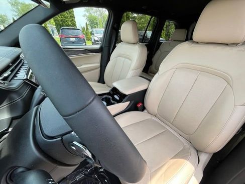 Used 2023 Jeep Grand Cherokee Limited w/ Luxury Tech Group II AWD/4WD image 18