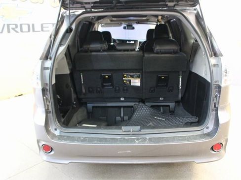 Used 2020 Toyota Sienna SE image 11