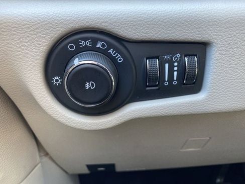 Used 2024 Chrysler Pacifica Touring-L image 37