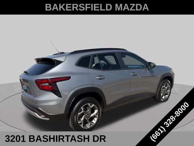 Used 2025 Chevrolet Trax LT FWD image 5