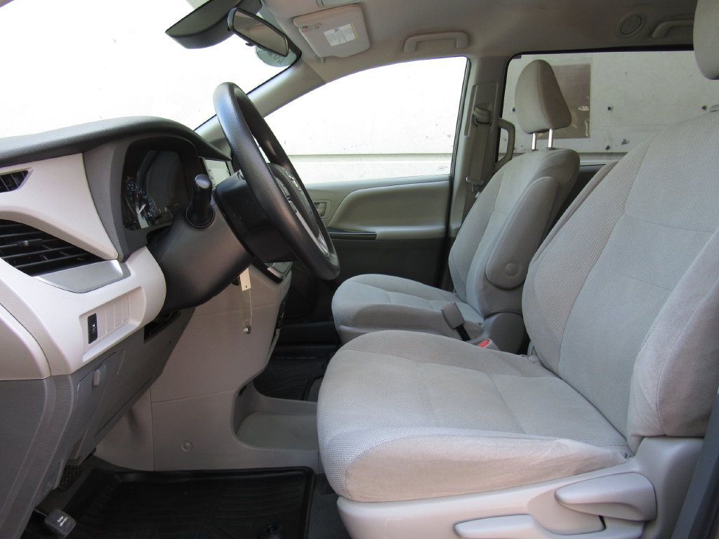 Certified 2020 Toyota Sienna L FWD image 9