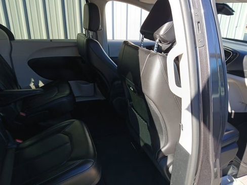 Used 2023 Chrysler Pacifica Touring-L image 20
