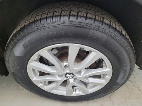 Used 2017 Nissan Rogue SV image 31