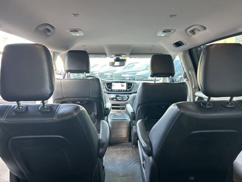 Used 2022 Chrysler Pacifica Touring-L image 29