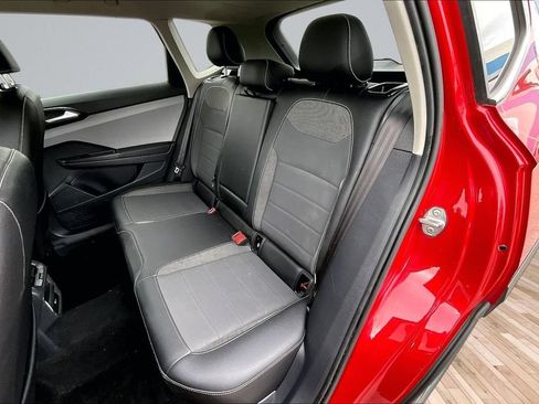 Used 2023 Volkswagen Taos SE w/ Panoramic Sunroof Package FWD image 23