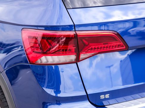 Used 2022 Volkswagen Taos SE w/ Driver Assistance Package FWD image 7