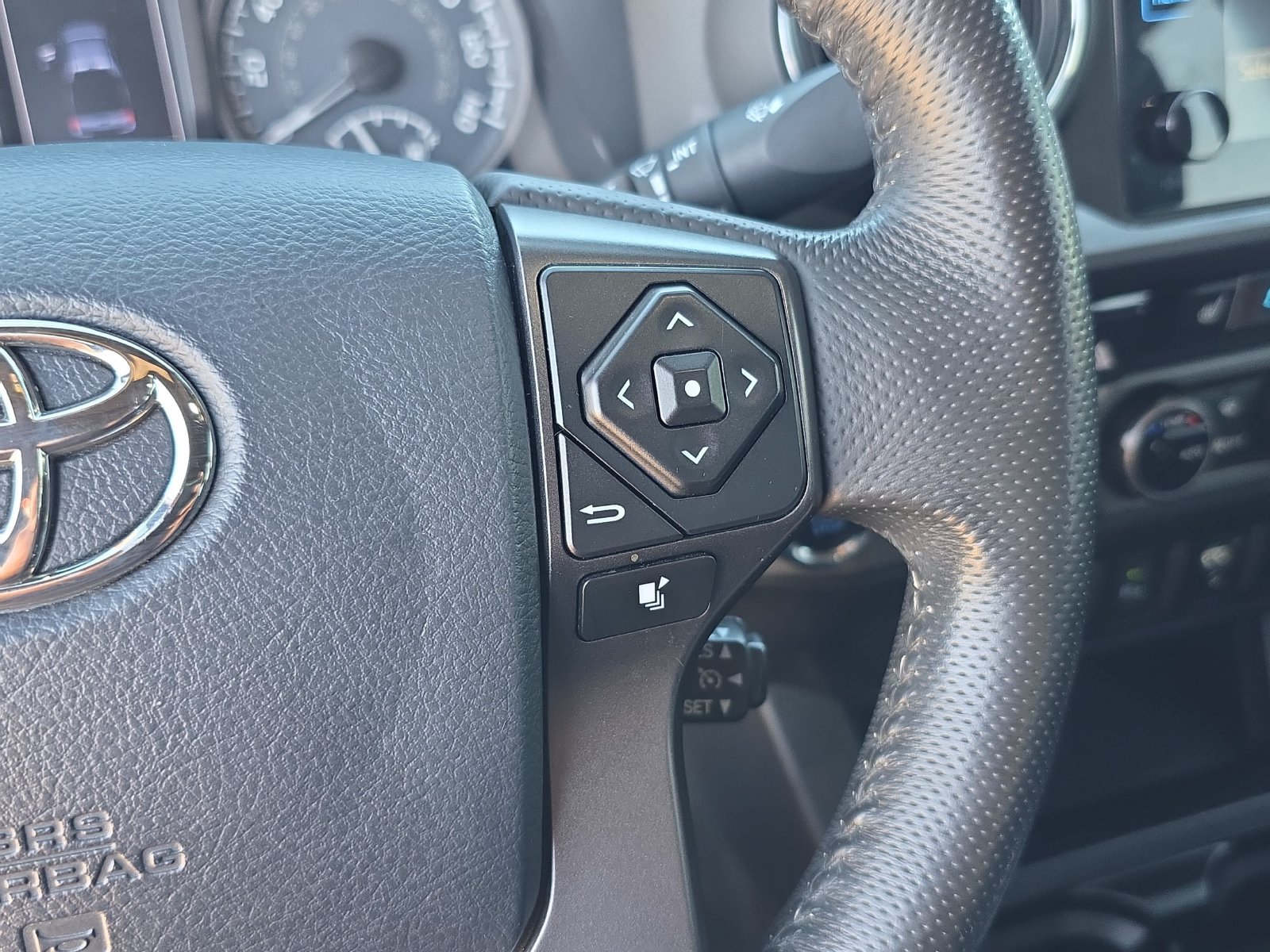 Used 2017 Toyota Tacoma TRD Off-Road w/ Premium & Technology Package AWD/4WD image 16
