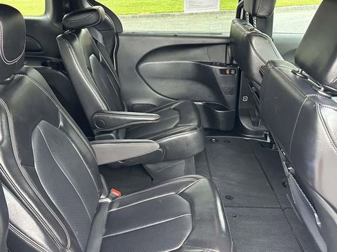 Used 2025 Chrysler Pacifica Select FWD image 11