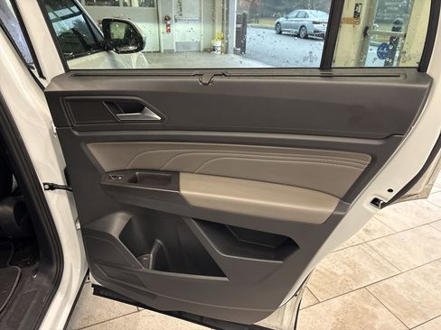 Used 2022 Volkswagen Atlas SE w/ Black Wheel Package image 18