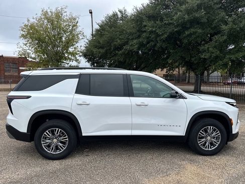 Used 2025 Chevrolet Traverse LT image 6