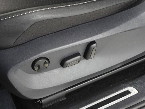 Certified 2023 Volkswagen Tiguan SE R-Line FWD image 23