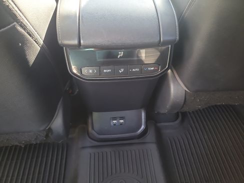 Used 2020 Toyota Highlander XLE AWD/4WD image 18