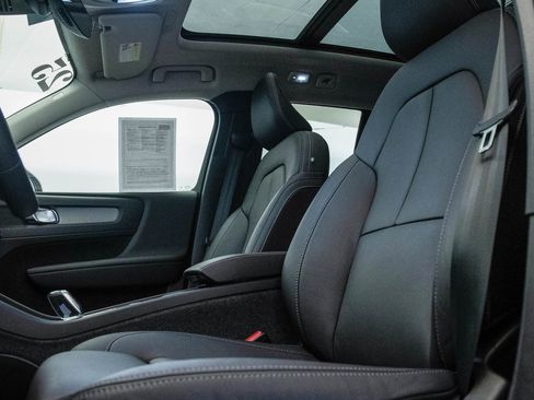 Used 2025 Volvo XC40 B5 Plus w/ Climate Package image 19