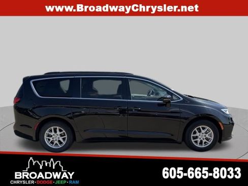 Used 2022 Chrysler Pacifica Touring-L FWD image 5