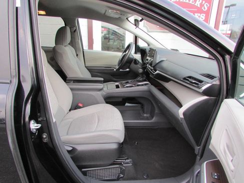 Used 2024 Toyota Sienna LE image 8