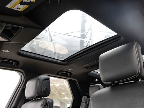 Used 2022 Land Rover Discovery S R-Dynamic image 5